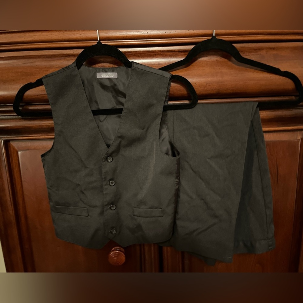 Boy’s Van Heusen Gray Vest and Pants Set size 8